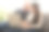 快乐退休的爷爷和漂亮的孙女一起通过笔记本电脑看电子书学习教育。居家教育理念。科技和教育。图片下载