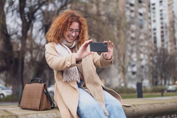 红发女人在户外图片下载