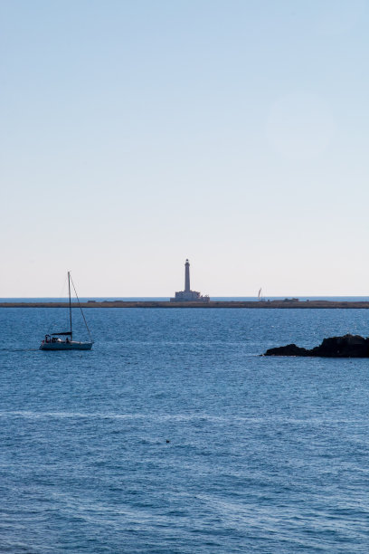 意大利加利波利老城的圣安德烈岛上的灯塔。图片下载