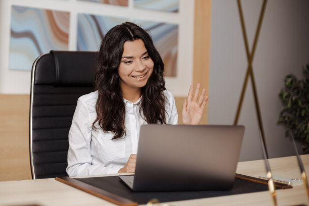 快乐的年轻印度或阿拉伯商业女性在办公室通过笔记本电脑进行在线会议图片下载