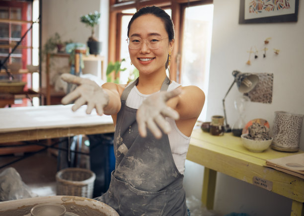 肖像，粘土陶器和亚洲女性在工作室，微笑和雕刻业务，设计艺术或创意。手，女企业家或艺术家制作陶瓷，工作项目或创业成功图片下载