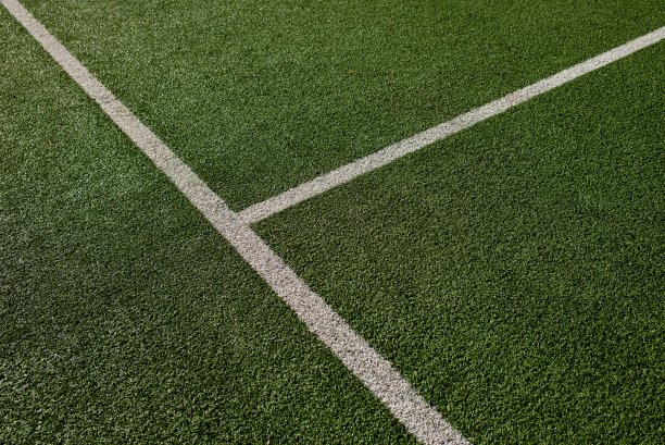 运动场有绿色合成草和白黄线。橄榄球，橄榄球，足球，棒球概念图片下载