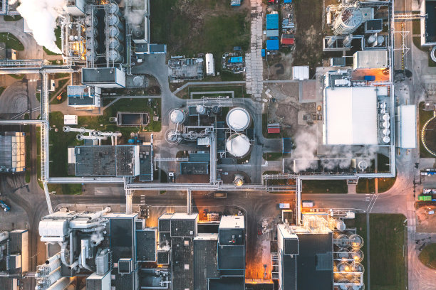 夜间从高处俯瞰化工厂和炼油厂图片下载