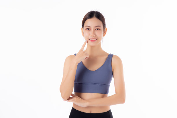 美丽的年轻亚洲女性的肖像在运动服微笑和思考孤立的白色背景，运动和锻炼的健康和减肥，女性和苗条与自信和健康。图片下载