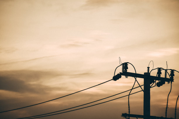 电剪影天空与云的背景。图片下载