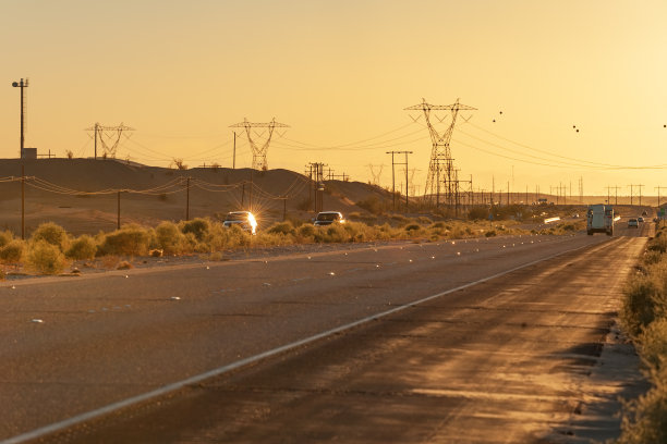 加州I-8号州际公路上的交通图片下载