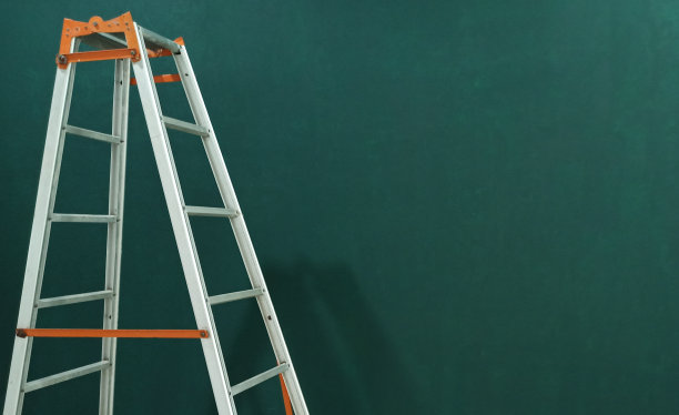 绿色背景上的楼梯图片下载