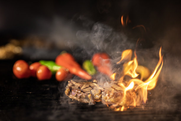 烤架上的牛排图片下载