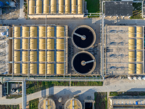 化工厂污水处理设备的垂直鸟瞰图图片下载