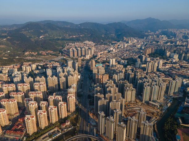 早晨密集的现代城市建筑鸟瞰图图片下载