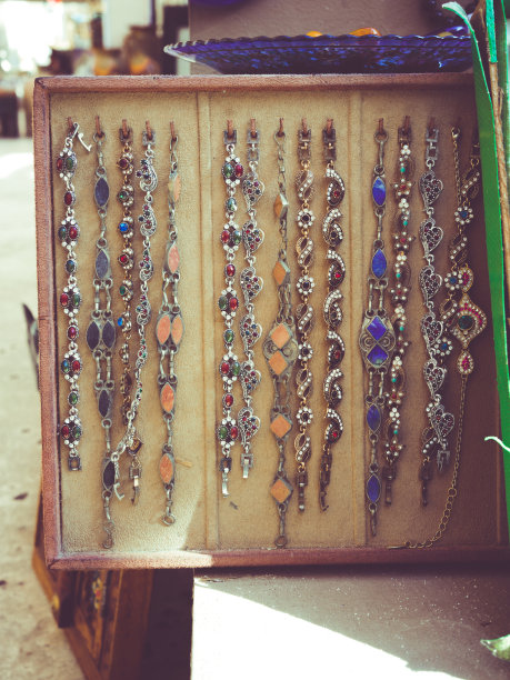 古董店出售的混合银宝石手镯图片下载