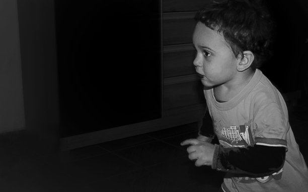 男孩-奔跑-房间-房子-黑白图片下载