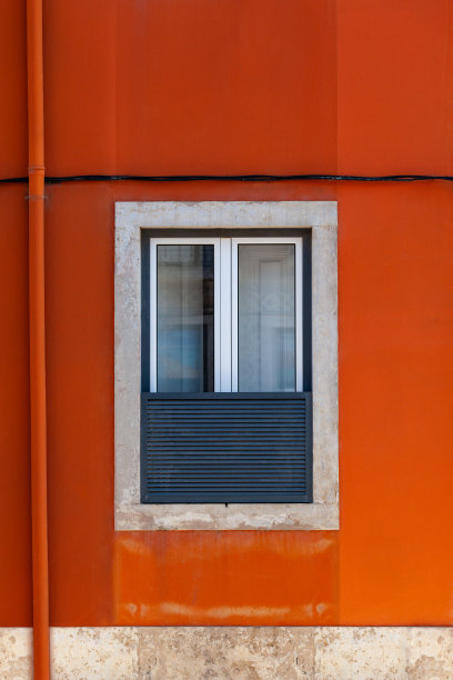 里斯本橙色立面的窗户图片下载