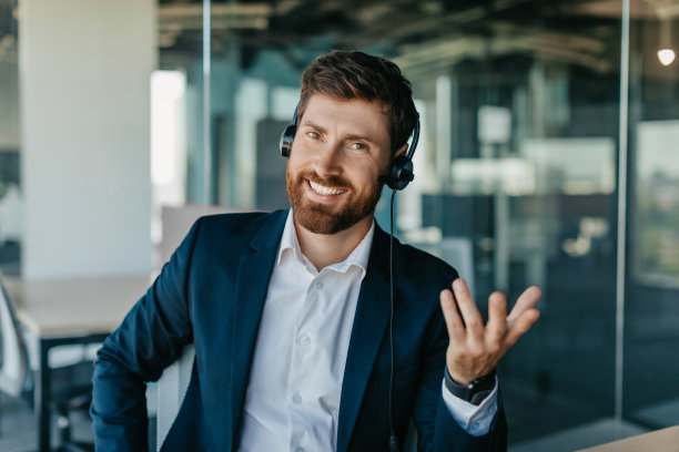 快乐人CEO视频通话，使用耳机和笔记本电脑网络摄像头通话，与商业伙伴视频聊天图片下载