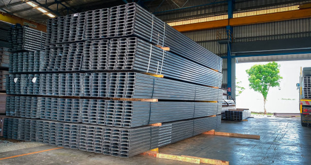 金属制品仓库中的方形金属型材管。图片下载