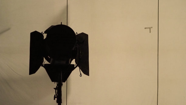 摄影棚中录像摄影机用的胶片灯。用作工作室照片拍摄灯。大LED射灯5000w，漫射或黑色面板，创造阳光般的光线，可以让白天或黄金时刻图片下载