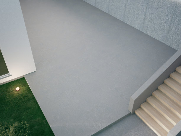 带混凝土露台的房子，靠近空旷的草地地板。图片下载