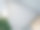 带混凝土露台的房子，靠近空旷的草地地板。图片下载