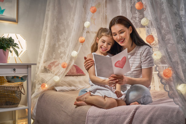 女儿在恭喜妈妈图片下载