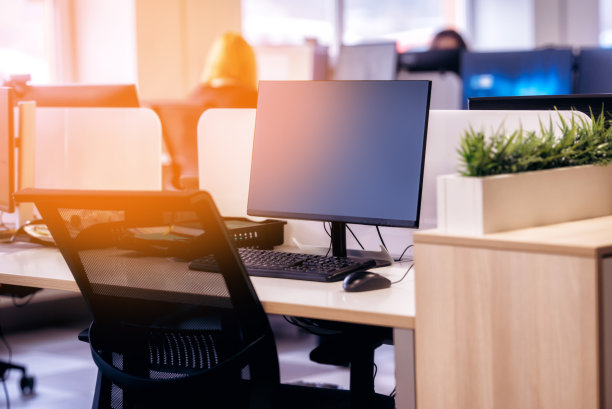 工作场所概念。屏幕电脑桌面与键盘在办公室或联合工作的背景。图片下载