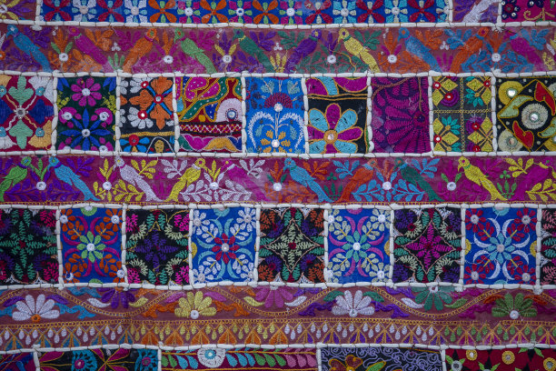 详细介绍印度古老的彩色拼接地毯图片下载