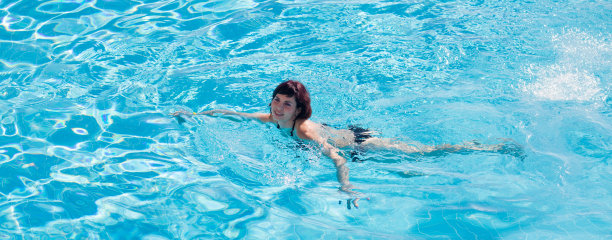 年轻成功的女商人在自己的游泳池洗澡图片下载