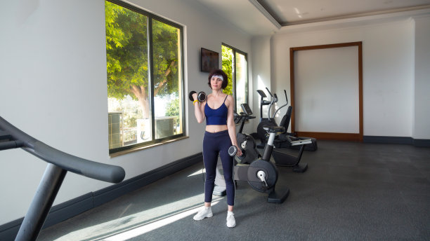 一位面带微笑的成年女子参加了举重运动图片下载