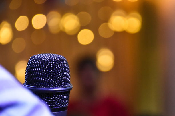 舞台上的麦克风，模糊的散景背景图片下载