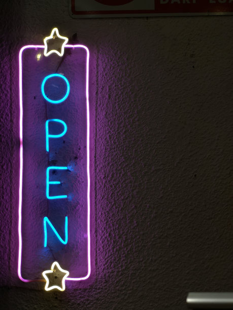 墙上的霓虹灯LED开放式标识图片下载