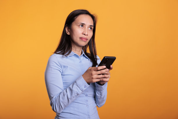 菲律宾女子与远方的朋友聊天图片下载