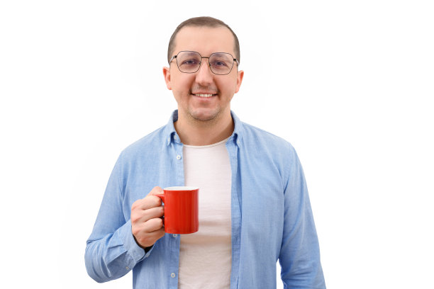 一个手里拿着杯子的自信的商人的肖像看着白色背景上的相机图片下载