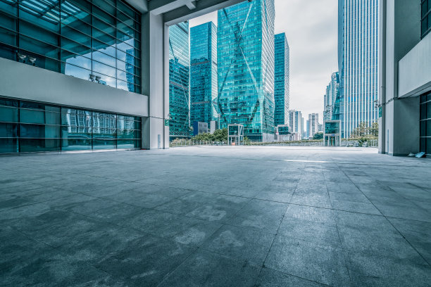 全景天际线和建筑与空旷的广场地板图片下载