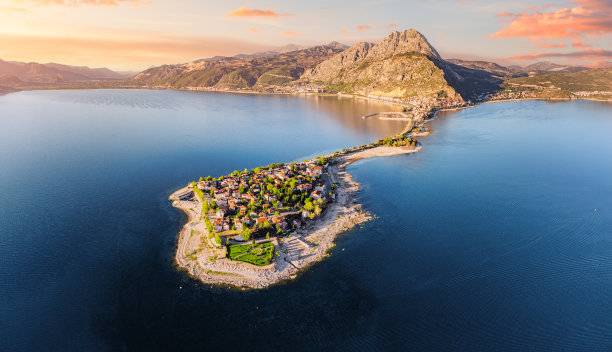 雄伟的鸟瞰平静的湖泊或海岸与半岛在埃吉尔迪尔，土耳其图片下载