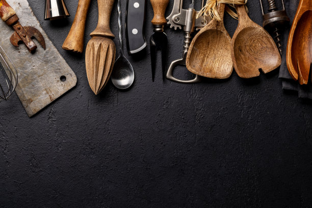 厨房桌上的炊具图片下载