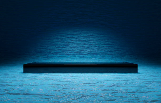 黑色光泽讲台或台座显示在蓝色的水背景与长平台。空白产品货架站立背景。3D渲染，1个自上而下的区域灯。图片下载