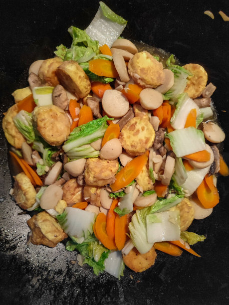在平底锅里煮豆腐和蔬菜图片下载
