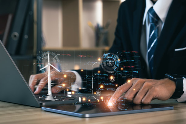 业务开发人员在笔记本电脑上使用框架。基于全息投影图的风力发电场原型设计，具有技术应用基础的未来设计。图片下载