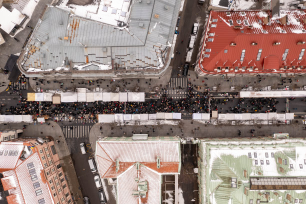 无人机拍摄的市中心集市和一大群人图片下载