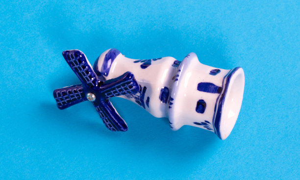 来自荷兰的风车雕像，孤立在蓝色上图片下载