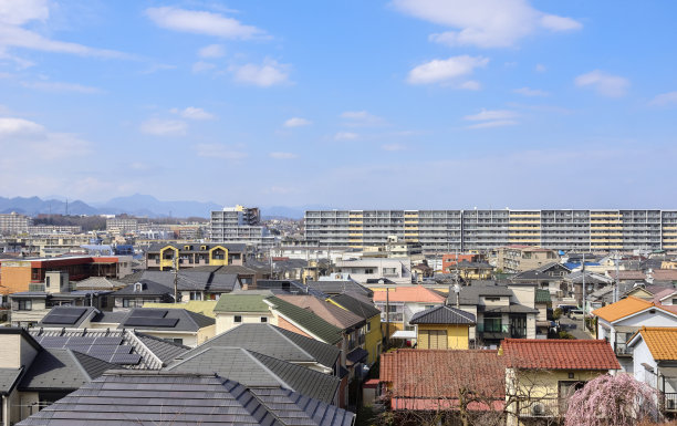 小区和蓝天。日本东京。图片下载