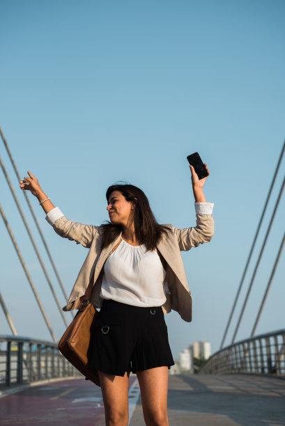 老师在街上快乐地跳舞。垂直的图像图片下载