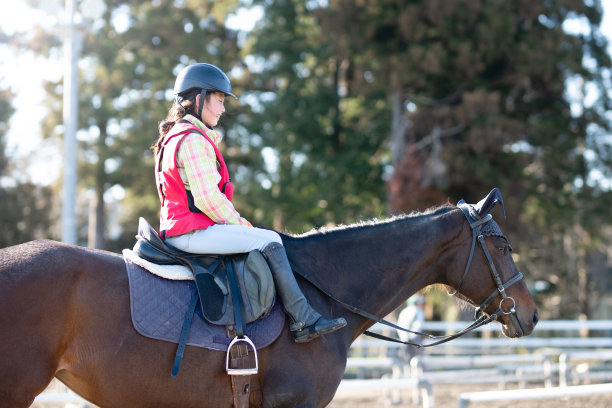 女孩练习骑马图片下载