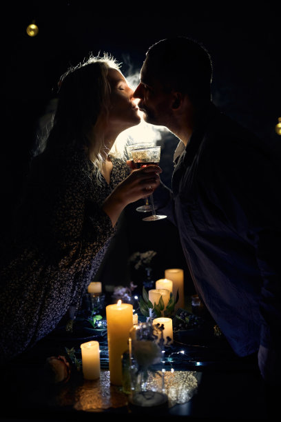 用酒杯和蜡烛的浪漫情侣图片下载