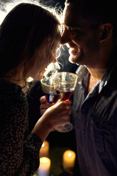 用酒杯和蜡烛的浪漫情侣图片下载