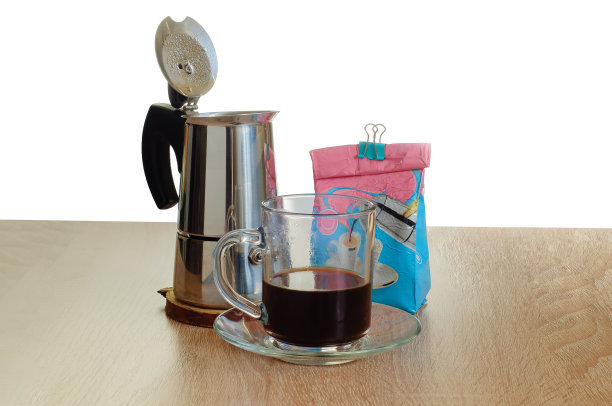 打开间歇泉咖啡机在桌子上，玻璃杯咖啡和打开包咖啡与粘合剂图片下载