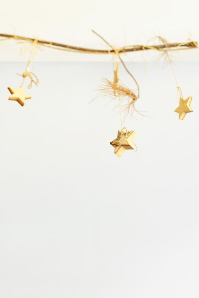 时尚和舒适的模型与木制配件，星星图案的背景墙。明亮和阳光充足的室内。模板，铭文复制空间，产品图片下载