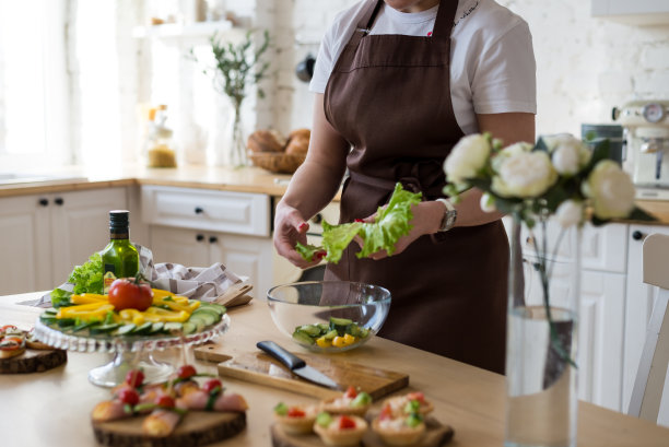 在厨房烹饪饮食菜单，健康食品，现成的零食。厨师的手在画框里摆桌子。在厨房准备食物图片下载