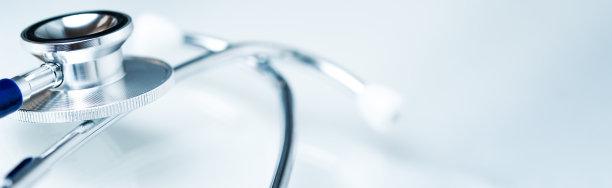 听诊器在医生桌子上，有复制空间。医学概念。图片下载