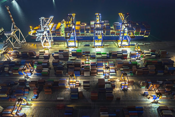 工业集装箱货运船舶夜间物流进口。图片下载