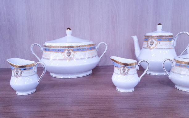 一套茶壶和杯子在货架上的商店图片下载